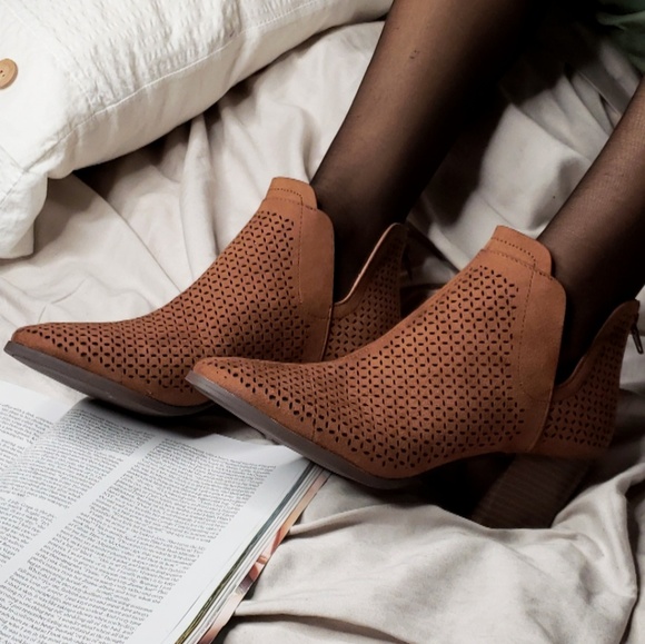 🚨ON SALE//The Clarice//camel ankle bootie - Picture 6 of 8